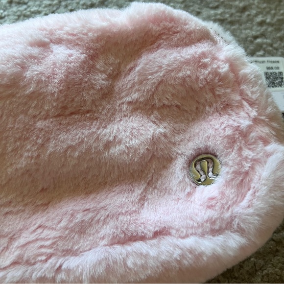 LULULEMON PLUSH EVERYTHING BELT BAG! ✨ - Picture 2 of 4
